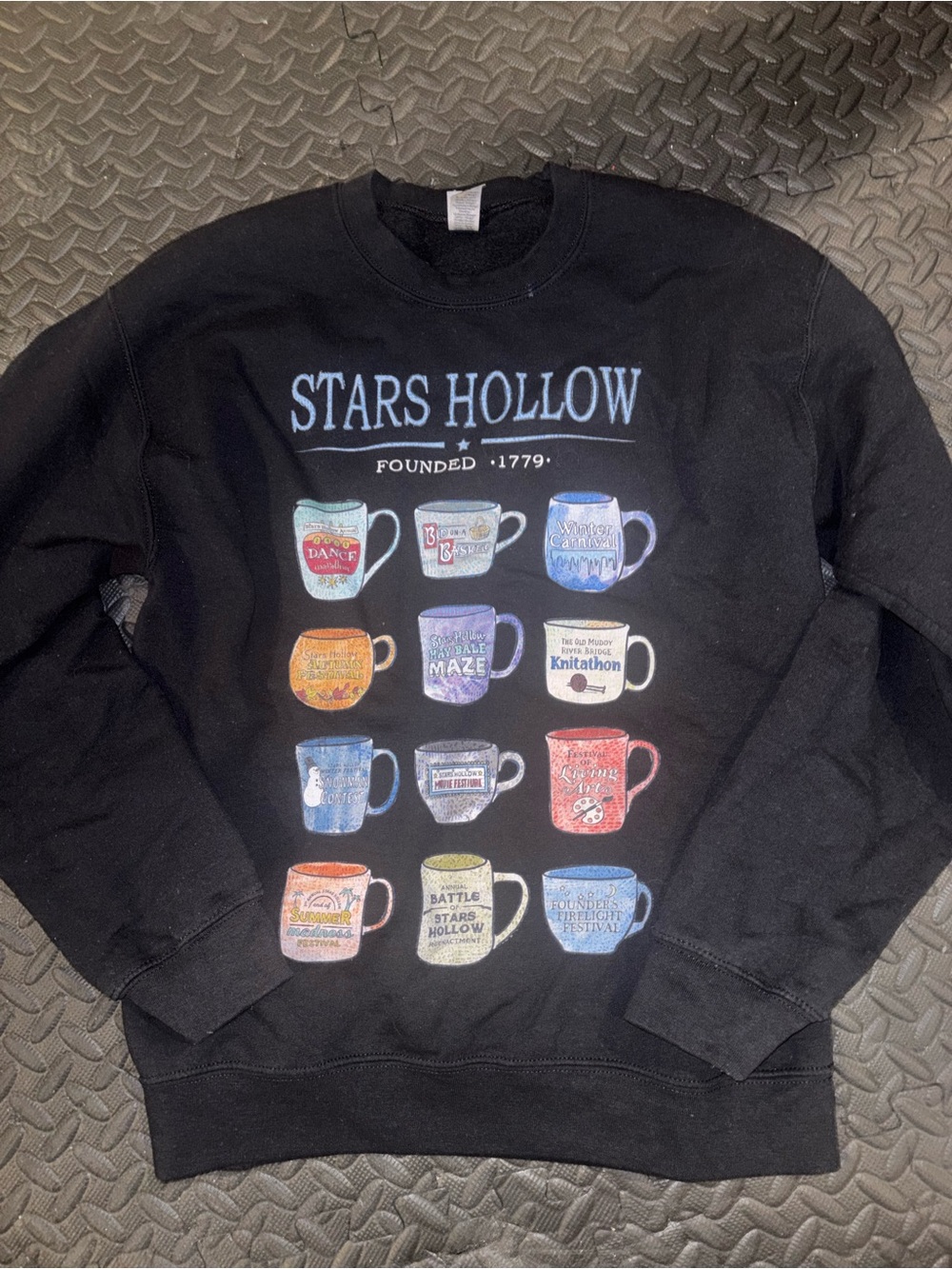 Gildan Black Stars Hollow Graphic Crewneck Sweatshirt with Mug Design
